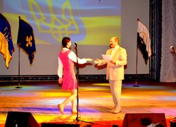 Нагороджується Юлія Тітова (студентка IV курсу факультету агрономії, відмінниця навчання)